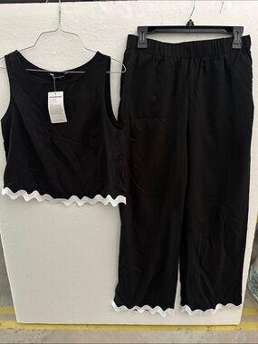 Black Wide-Leg Pants & Scallop Hem Crop Top Set